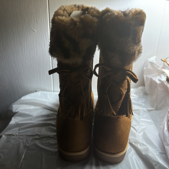 Cheetah Girls Winter Boots New, Size 2M, Tasseled inBack with Bow. Non-Smoking. - Picture 4 of 9